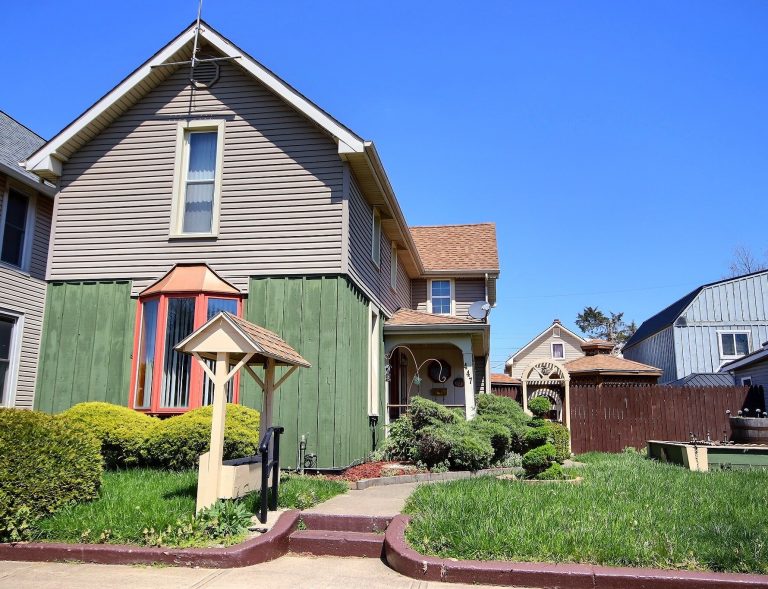 Well Maintained 3 Bed Home with detached 2 car garage w/ bonus room