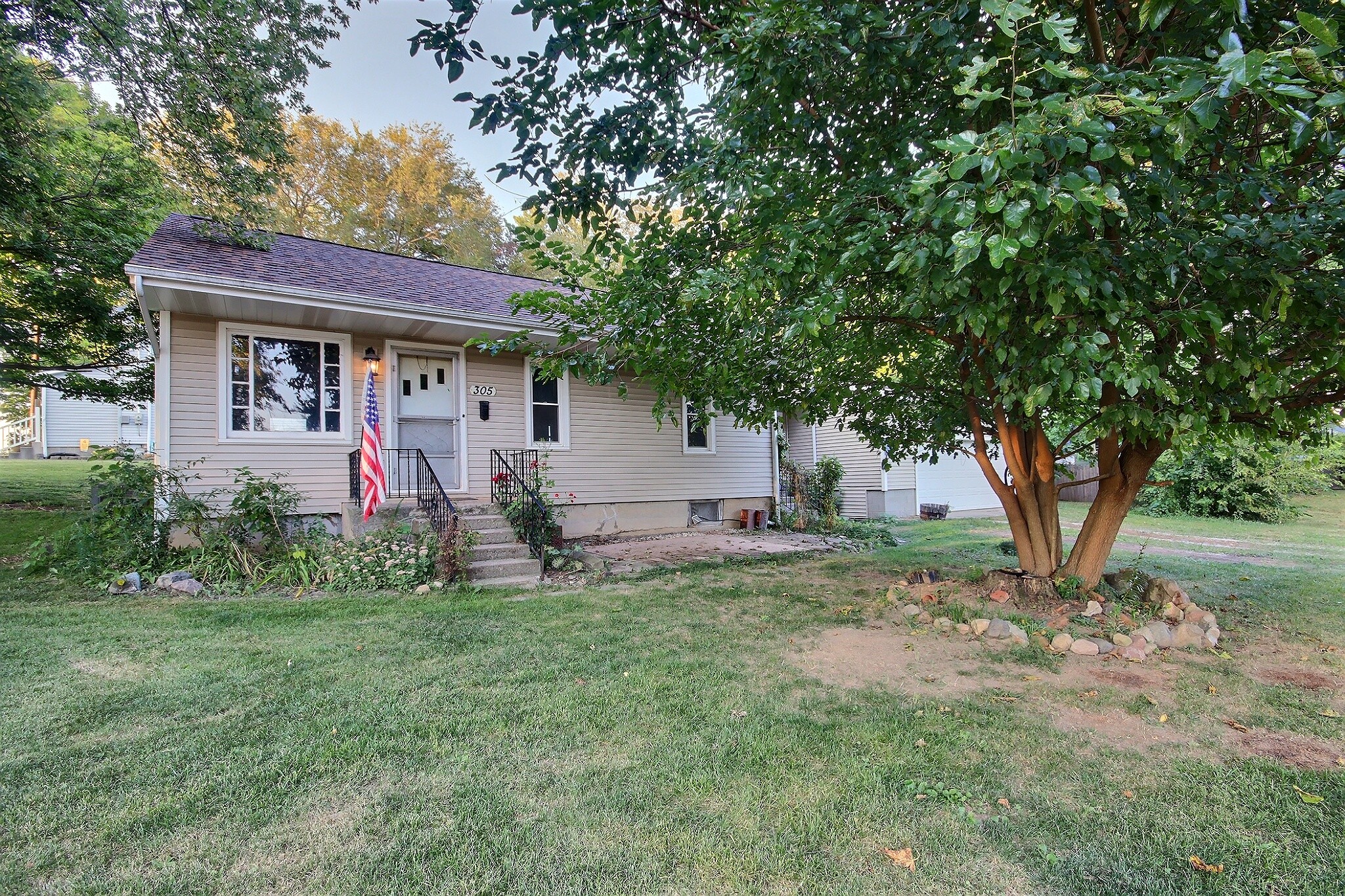 Quaint 1-2 Bed / 1 Bath on Corner Lot with 2 Car Garage