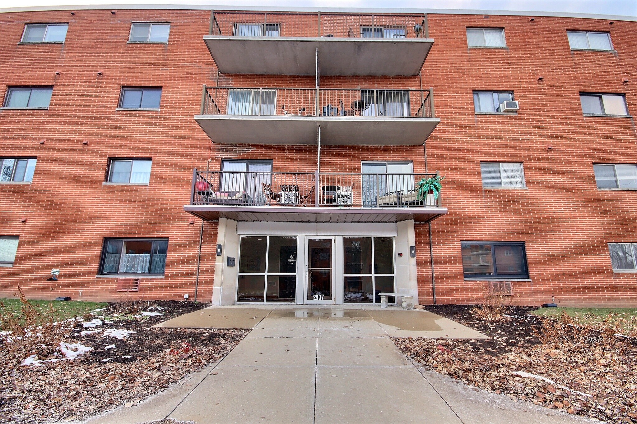 First Floor 2 Bed / 1.5 Bath Condo in Park Place Centlivre - Maintenance Free Living !